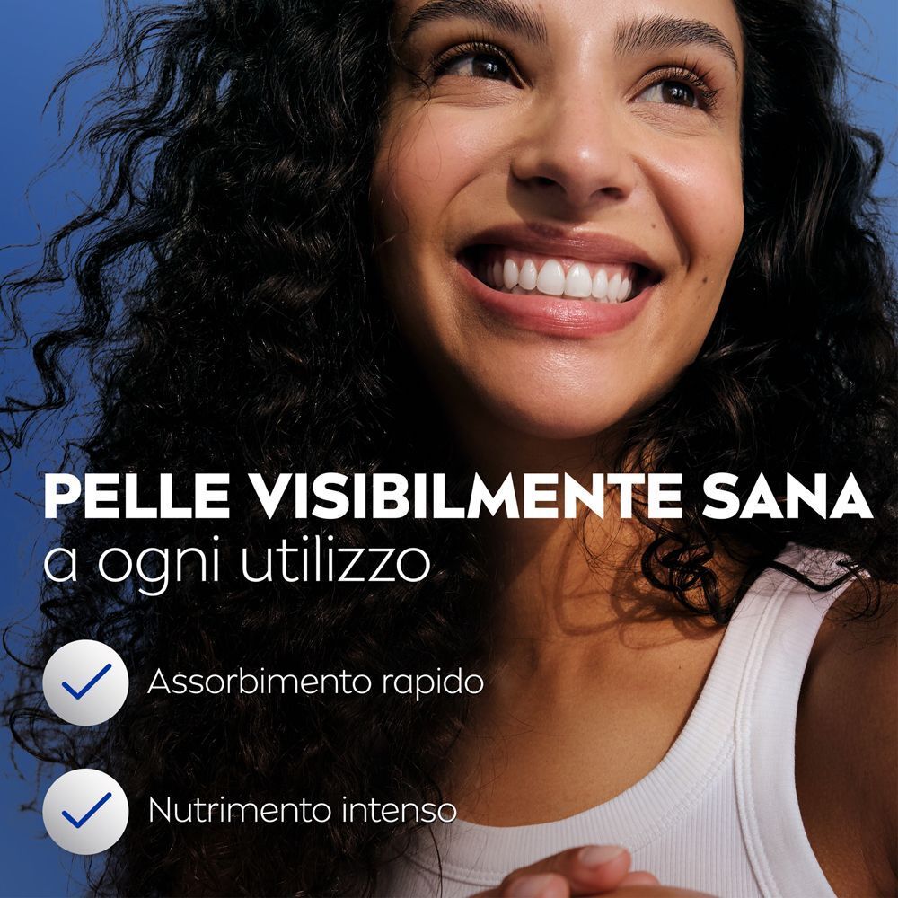Donna sorridente con pelle sana, Nivea Crema Idratante Express per un nutrimento a rapido assorbimento.