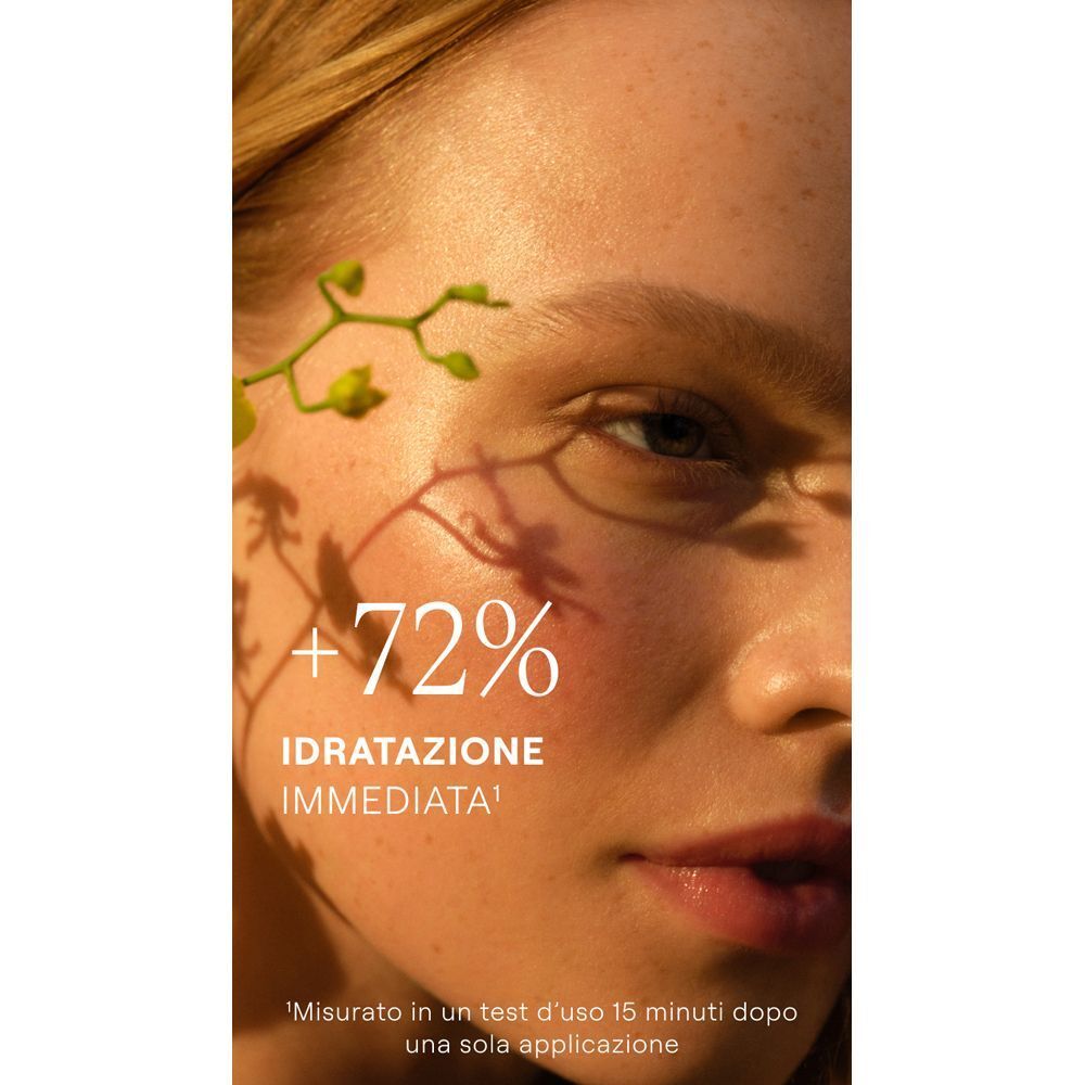Volto di donna con ombre di piante, mostra +72% di idratazione immediata.