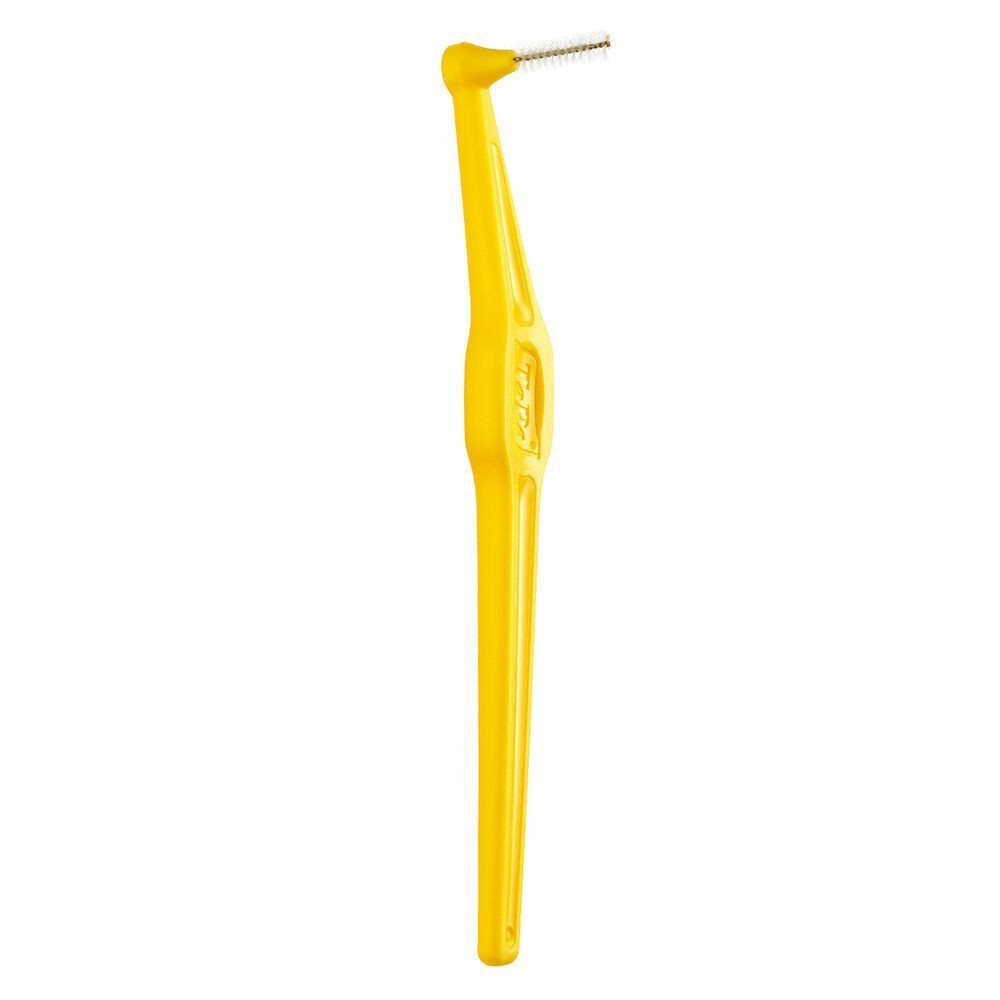 Un singolo scovolino interdentale TePe Angle giallo con testa angolata e setole fini.