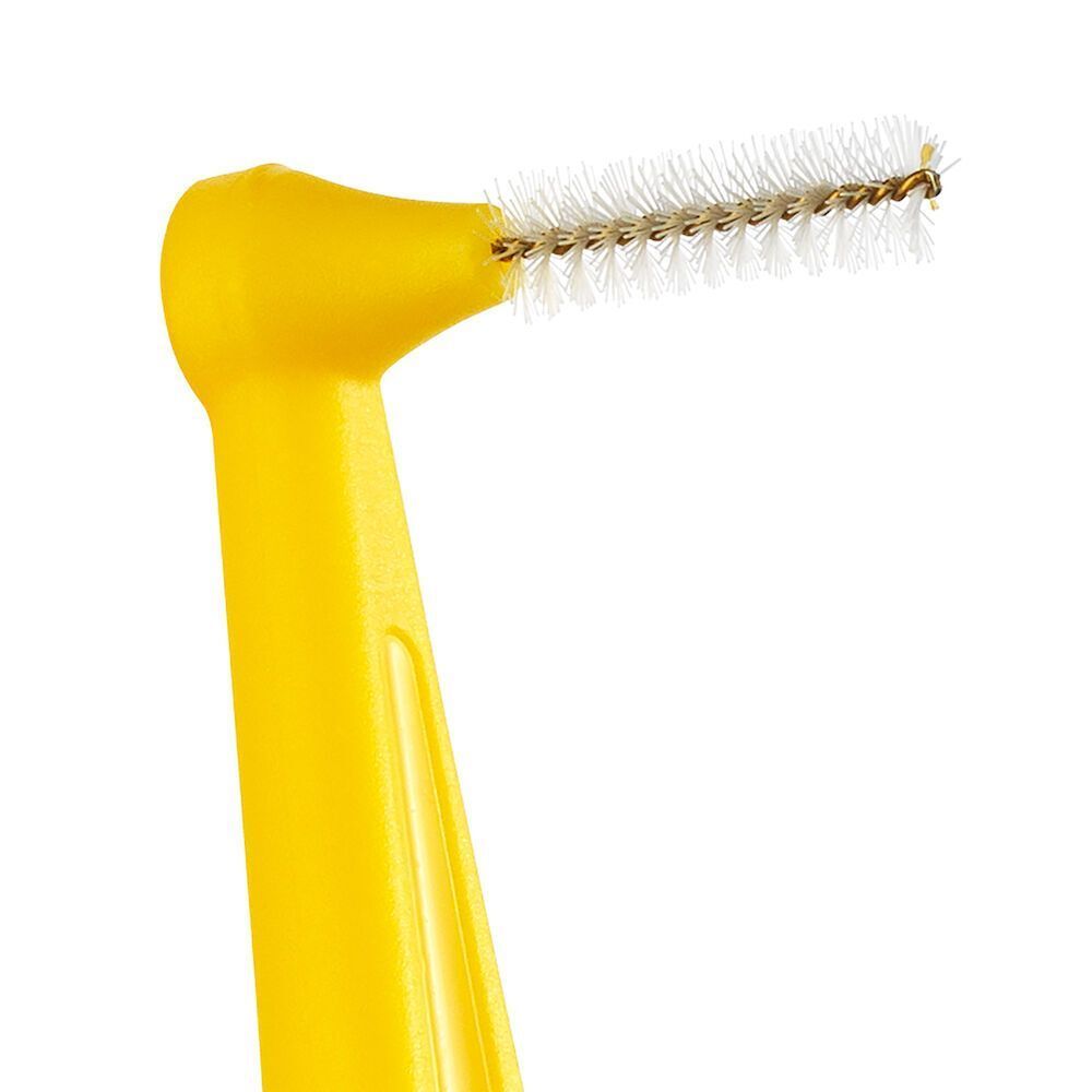 Primo piano della testa angolata di uno scovolino interdentale TePe Angle giallo con setole.