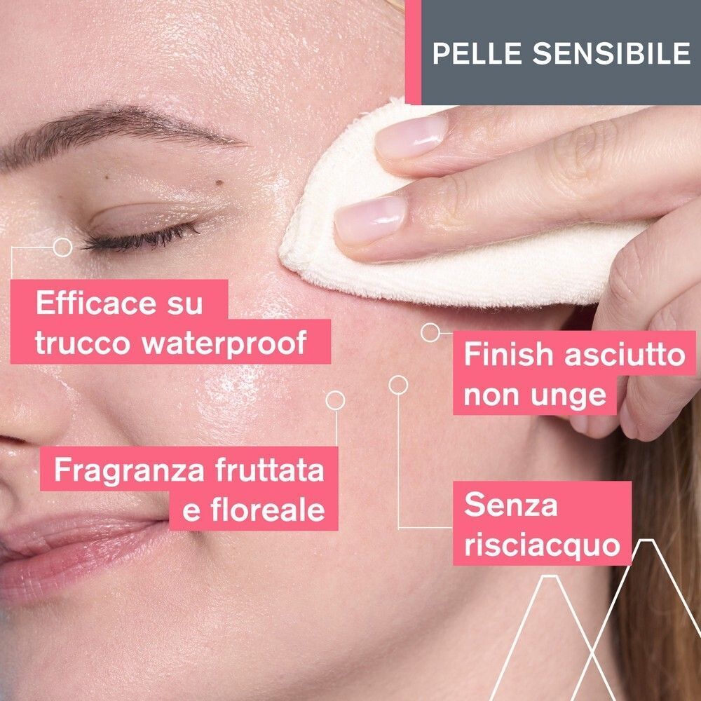 Una donna si pulisce il viso con un dischetto di cotone e Acqua Micellare Termale Uriage.