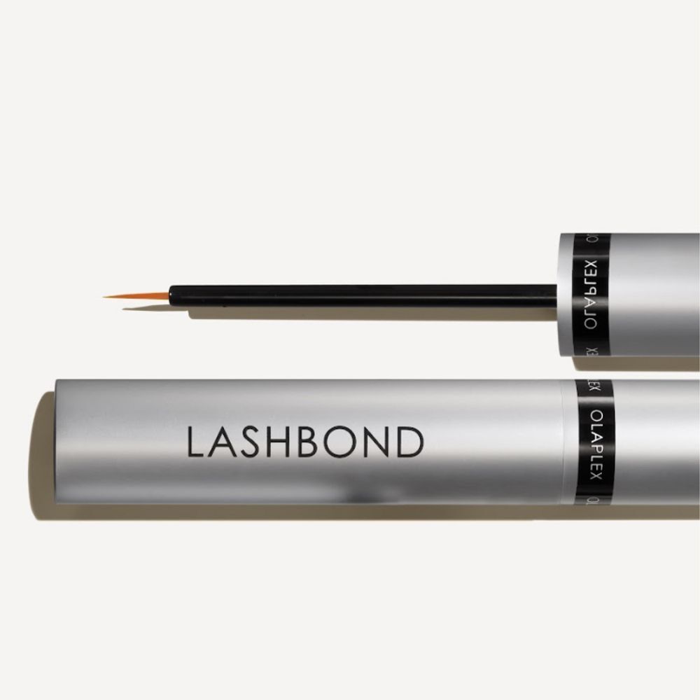Primo piano di un flacone argentato di siero Lashbond e di un applicatore sottile.