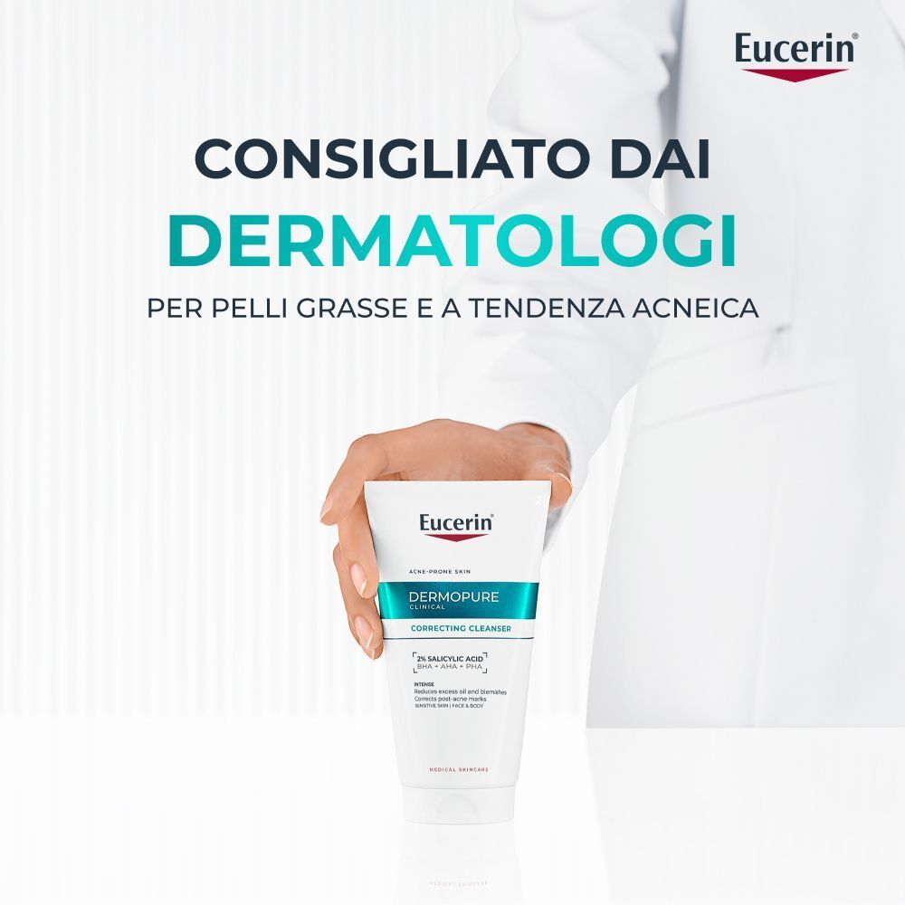 Mano che tiene il detergente correttore Eucerin Dermopure, consigliato dai dermatologi.