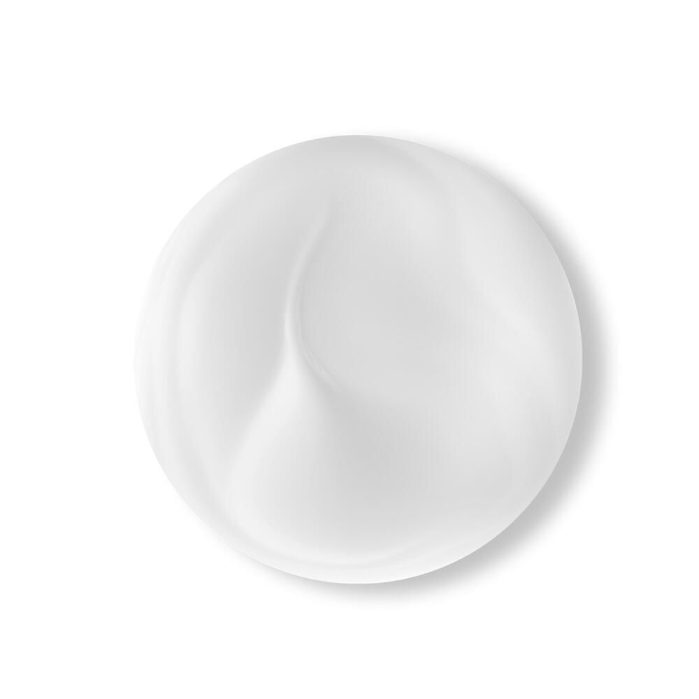 Una macchia di crema bianca con una texture a vortice su sfondo bianco.
