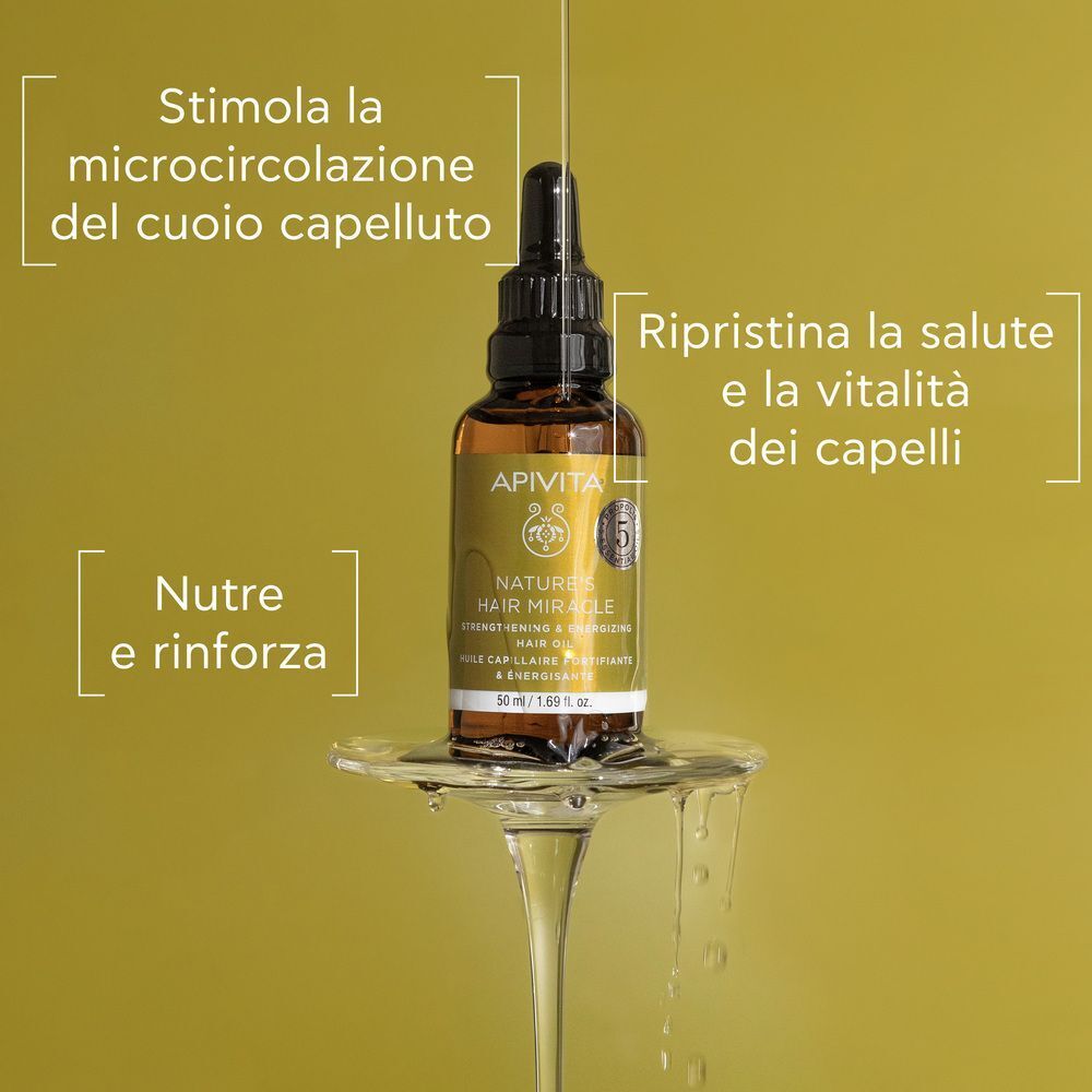 Flacone di olio per capelli APIVITA con contagocce su un supporto di vetro, circondato da testo sul cuoio capelluto e sui capelli.