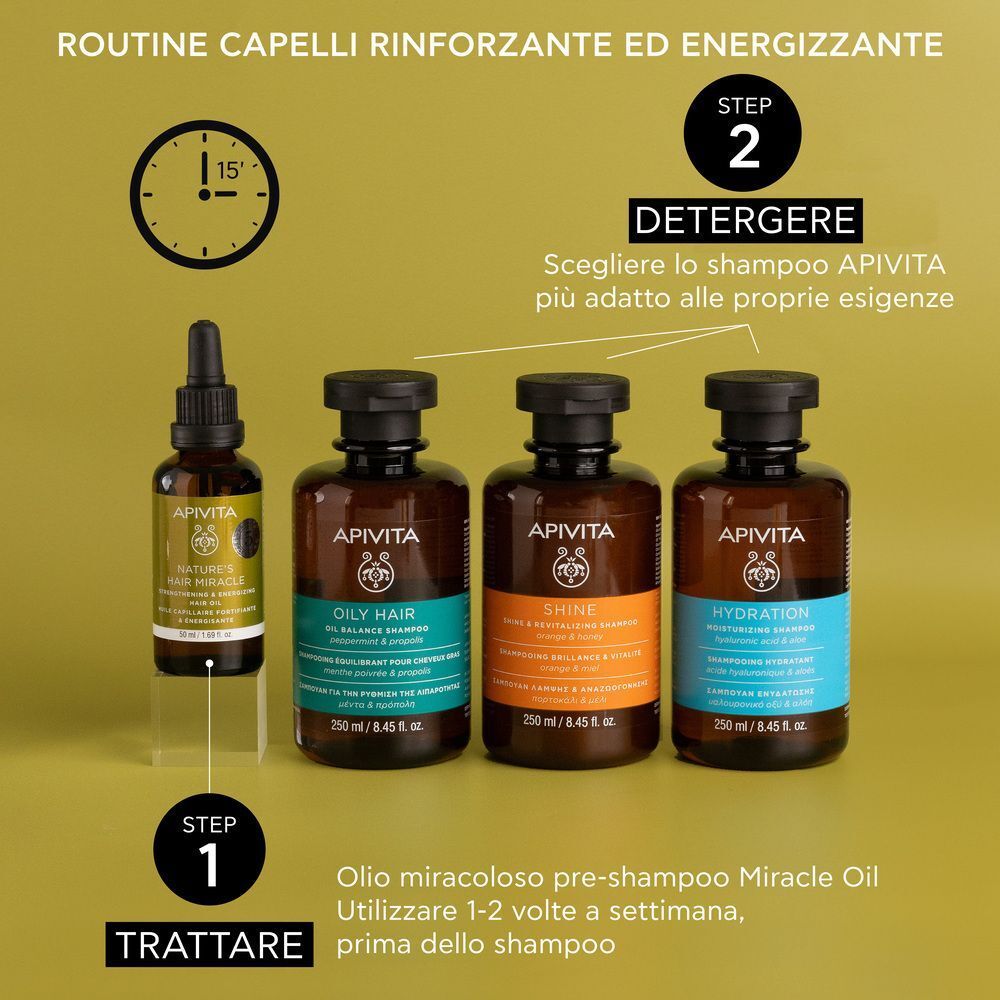 Flacone di olio per capelli APIVITA e tre flaconi di shampoo come parte di una routine per capelli.