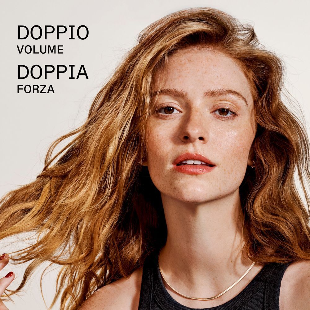 Una donna con lunghi capelli rossi e lentiggini.