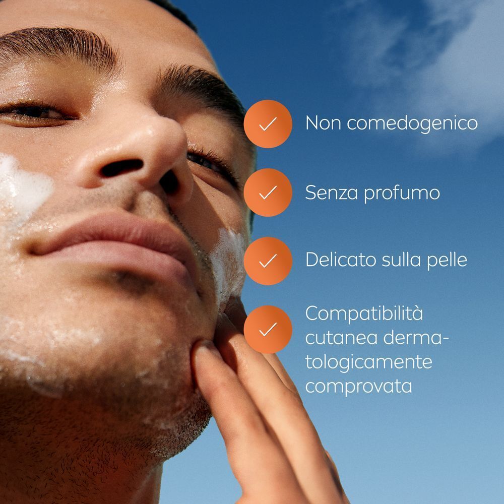 Uomo con Nivea Derma Skin Clear Gel sul viso, delicato sulla pelle.
