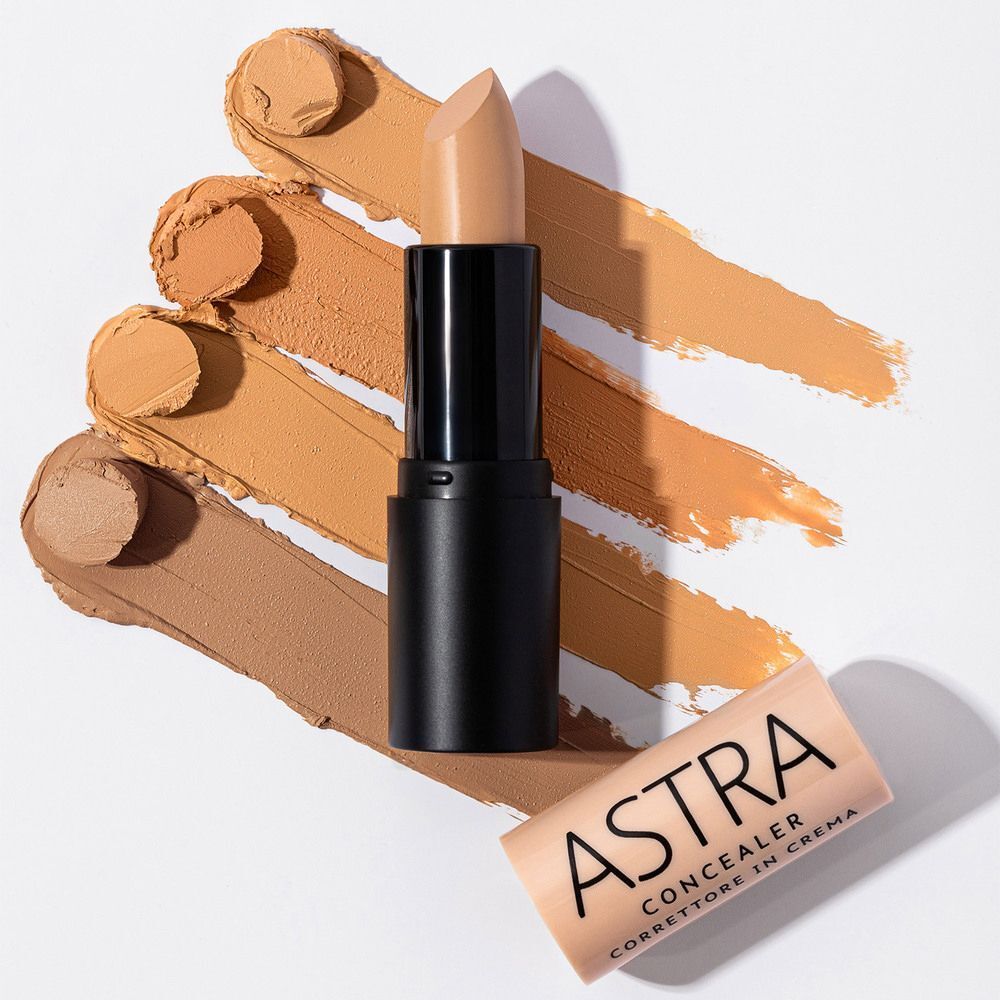 Uno stick correttore ASTRA con quattro swatch cremosi in tonalità pelle. Tonalità 01. Stelo nero, tappo beige.