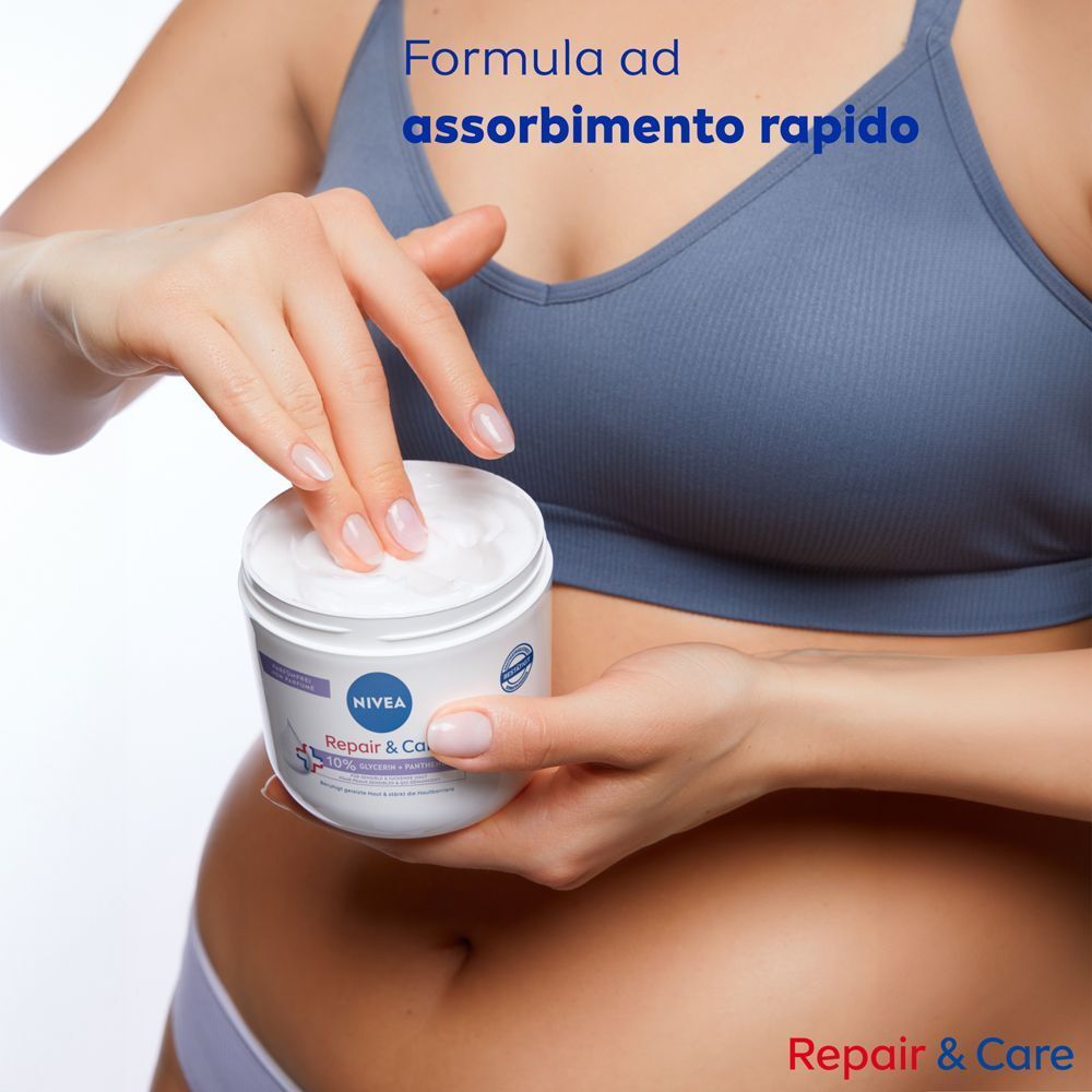 Mani prelevano crema Nivea Repair & Care da un vasetto. Formula a rapido assorbimento.