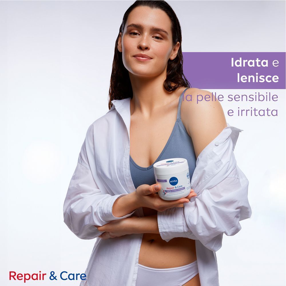 Donna tiene vasetto Nivea Repair & Care. Per pelle sensibile e irritata. Idrata.