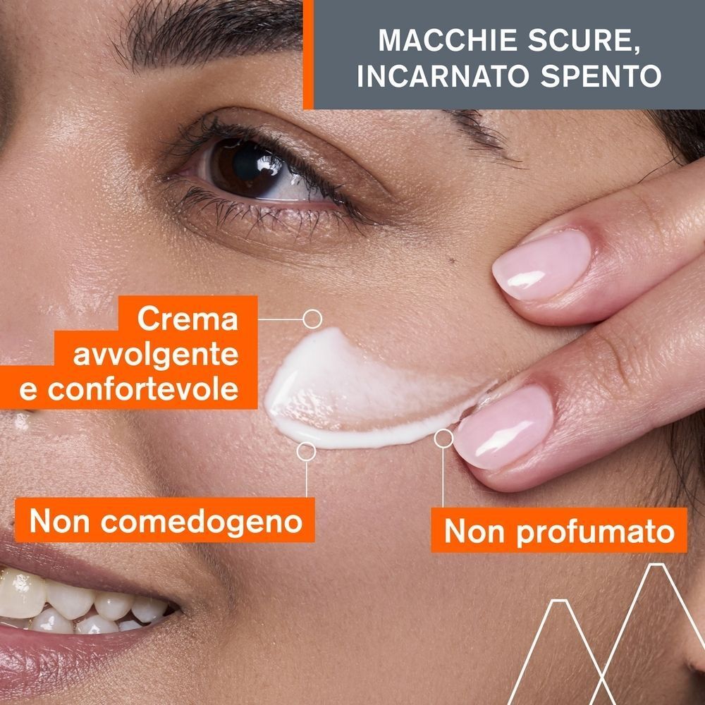 Applicazione di crema sulla pelle, che mostra la texture e l'uso della crema URIAGE DÉPIDERM.