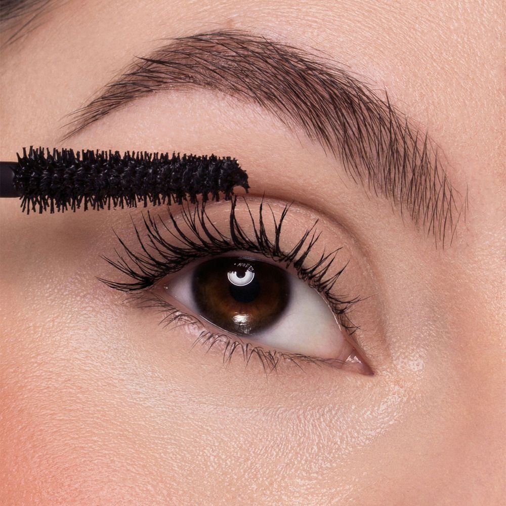 Primo piano di un occhio a cui viene applicato il mascara Astra #Instalength. Pennello con ciglia.