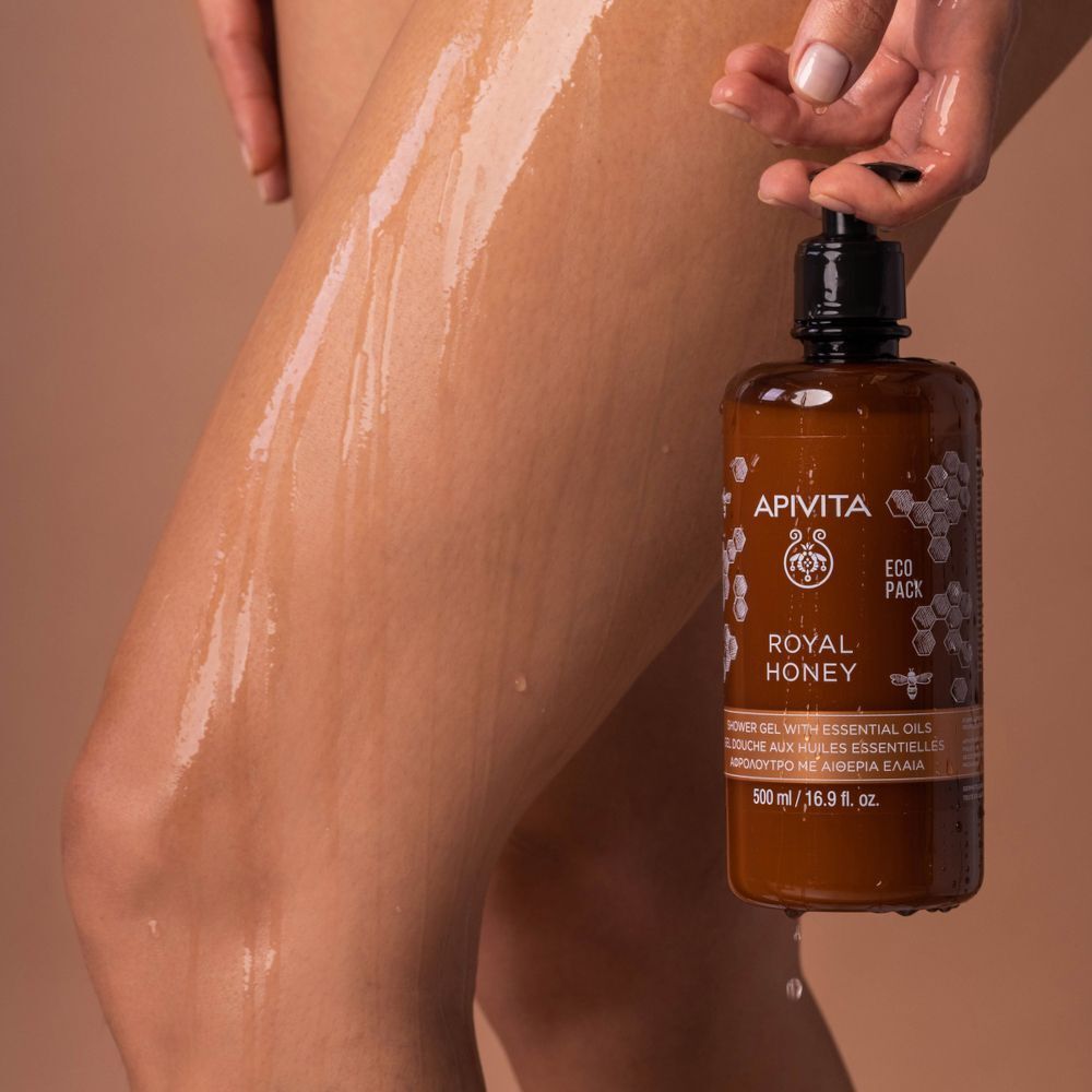 Una mano applica il bagnoschiuma APIVITA Royal Honey su una pelle bagnata.