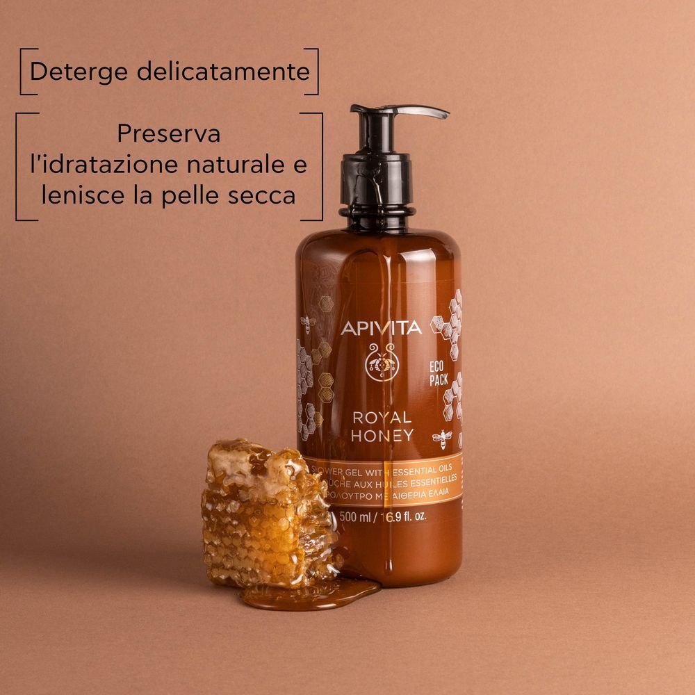 Gel doccia APIVITA ROYAL HONEY accanto a un pezzo di favo. Testo: Deterge delicatamente, preserva l'idratazione.