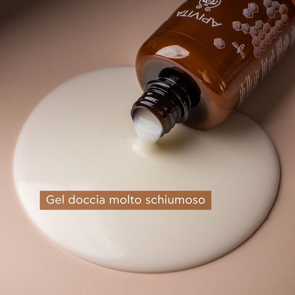 Gel doccia APIVITA ROYAL HONEY versato dal flacone in una schiuma.