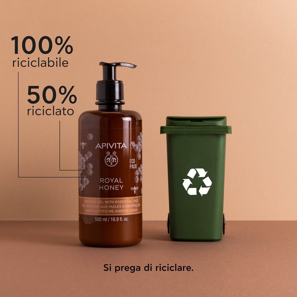 Gel doccia APIVITA ROYAL HONEY accanto a un bidone di riciclaggio verde. Testo: 100% riciclabile, 50% riciclato.