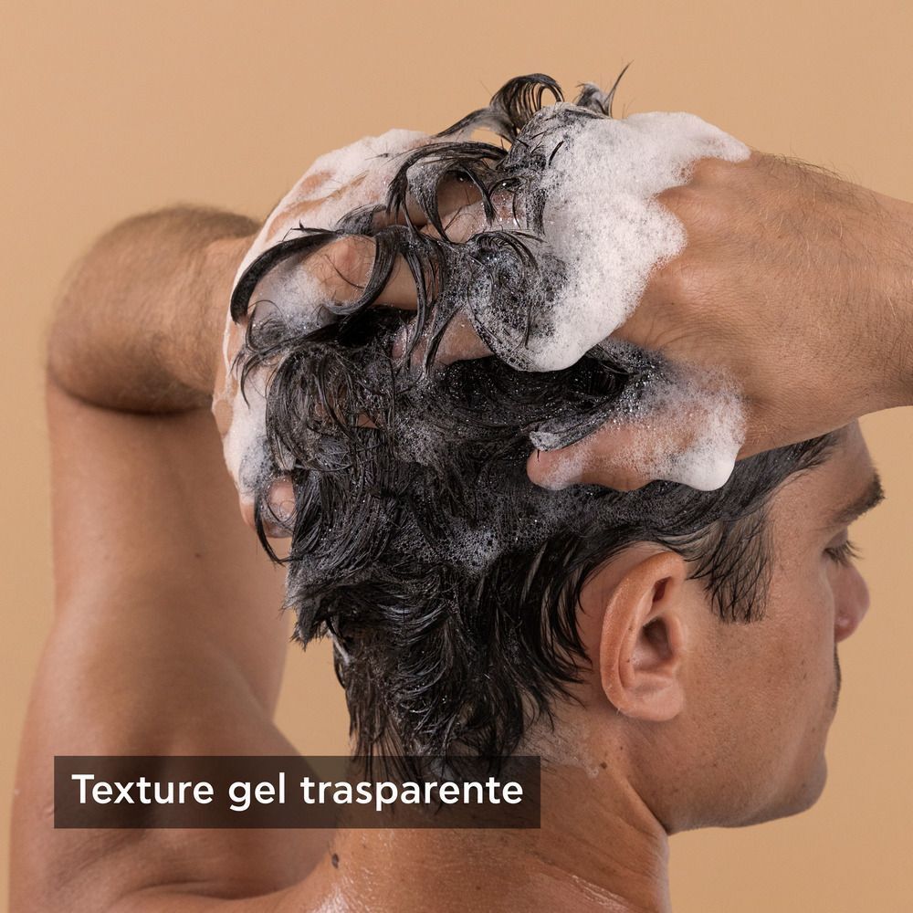 Mani che lavano i capelli con shampoo APIVITA.