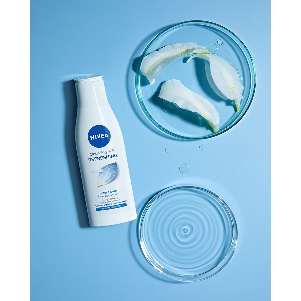 Nivea Latte Detergente Rinfrescante con petali di fiori di loto in capsule Petri.
