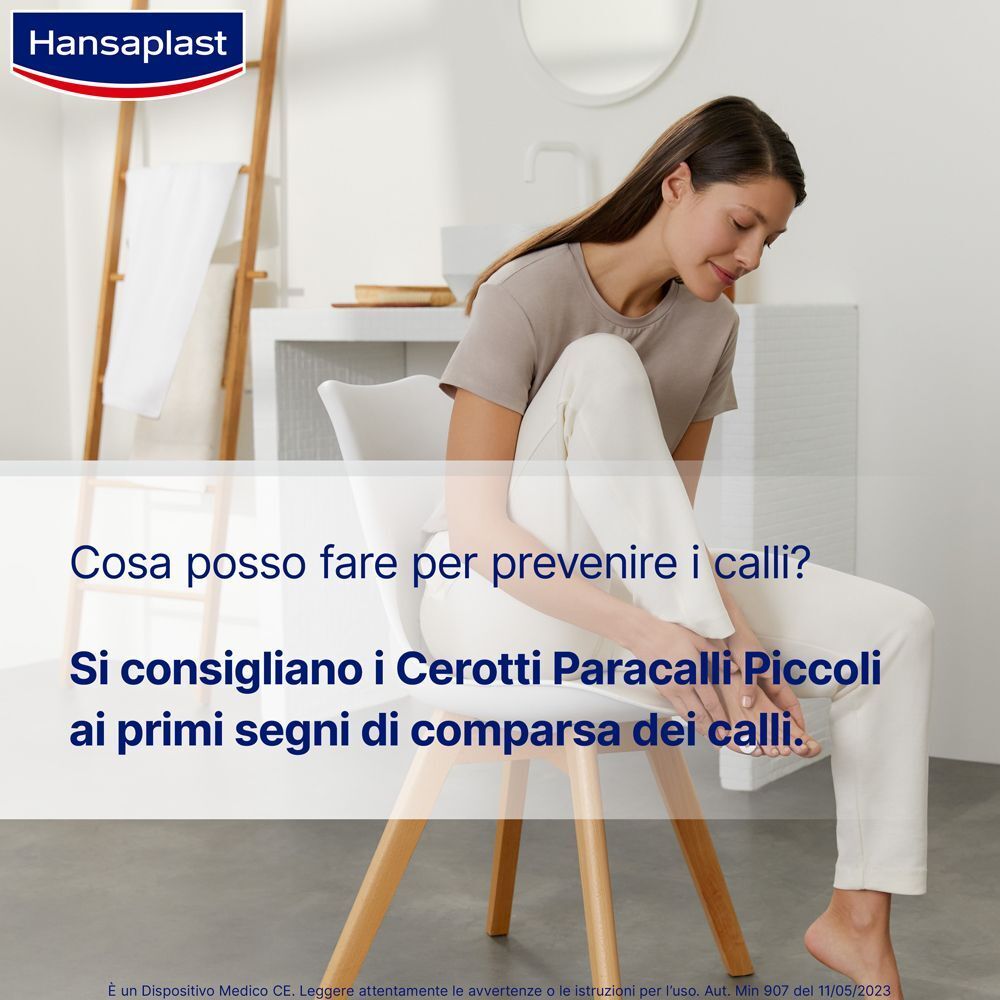 Donna applica cerotti Hansaplast per prevenire la formazione di calli.
