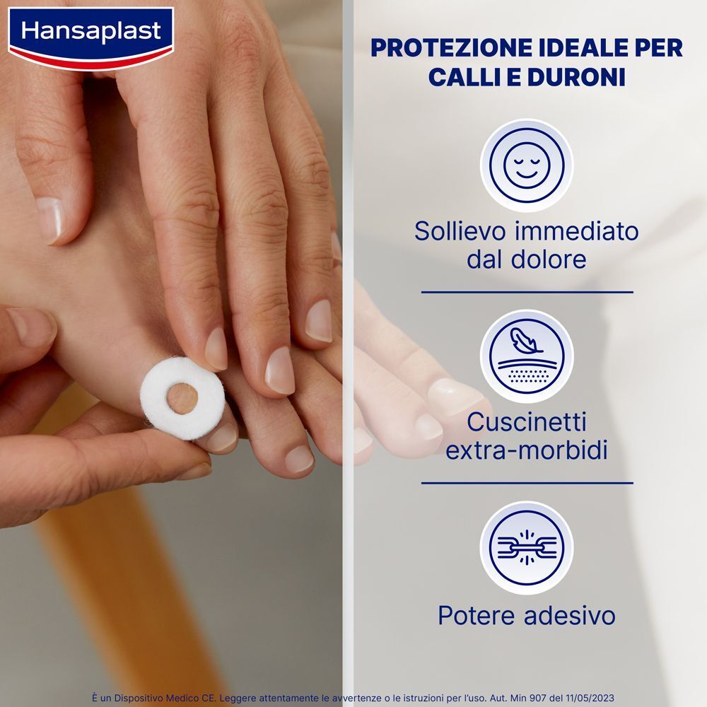 Cerotto Hansaplast applicato su un dito del piede. Sollievo immediato dal dolore, cuscinetti extra morbidi.