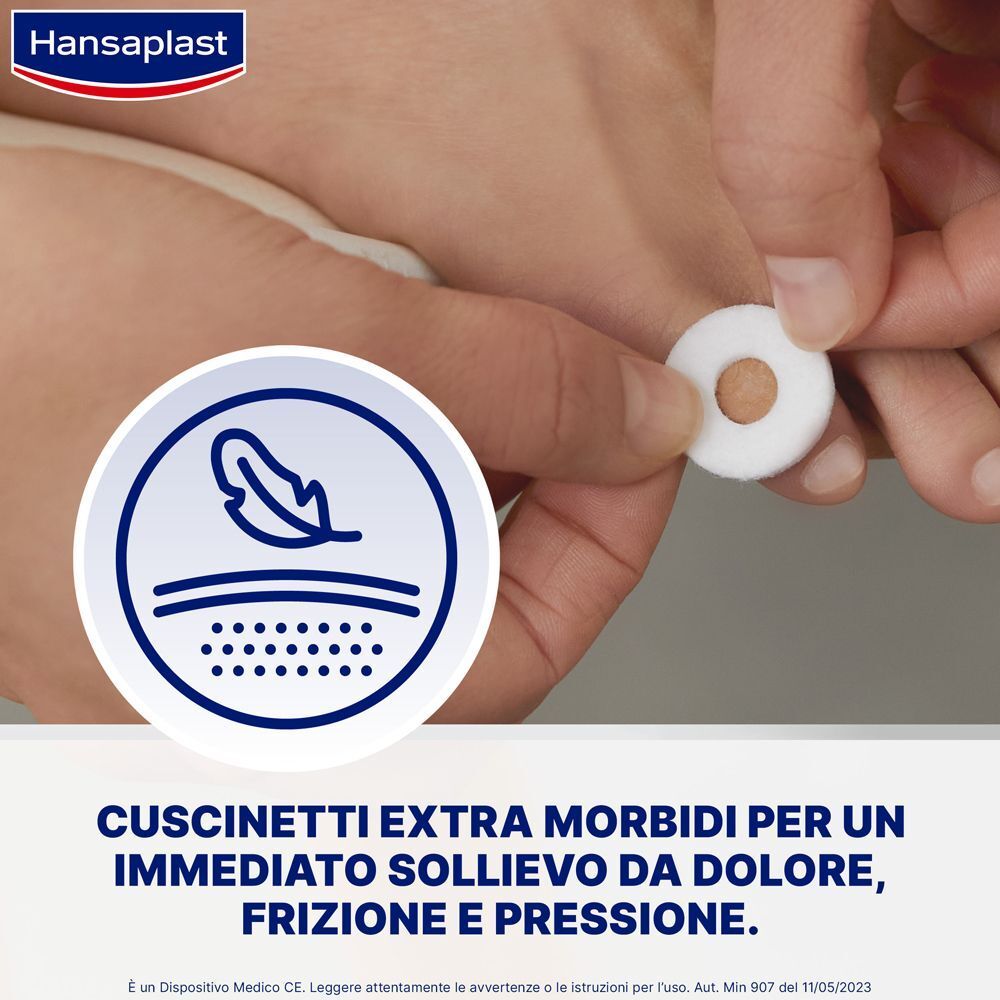 Primo piano di un cerotto Hansaplast applicato su un dito del piede. Cuscinetti extra morbidi.