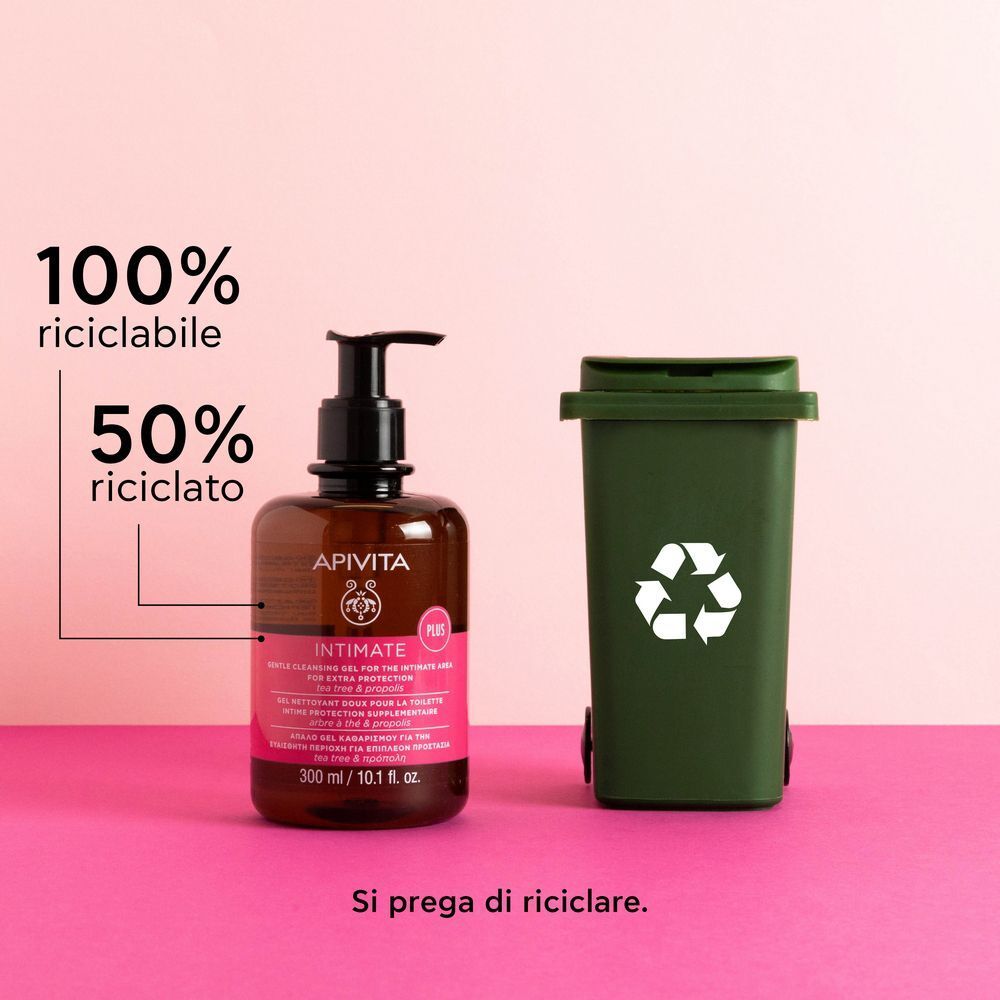 Gel detergente Apivita Intimate Plus accanto a un piccolo bidone verde con simbolo di riciclo.