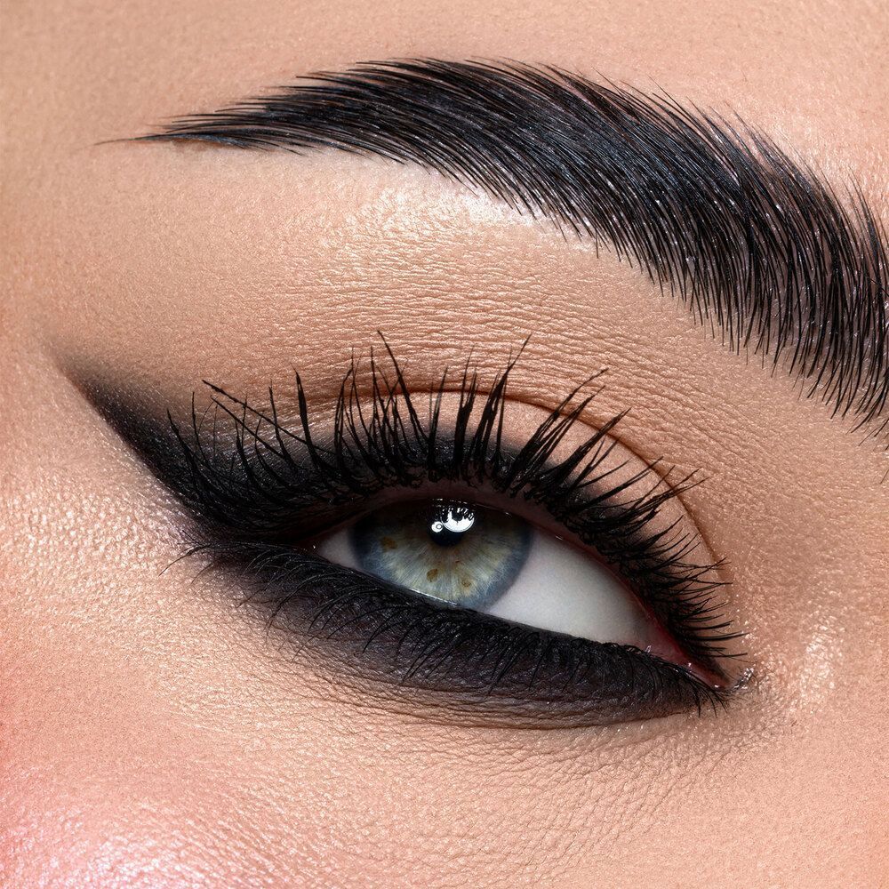 Primo piano di un occhio con eyeliner a punta e mascara.