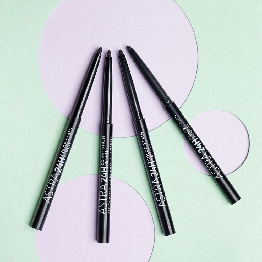Quattro matite eyeliner automatiche nere con scritta argentata, su sfondo colorato.