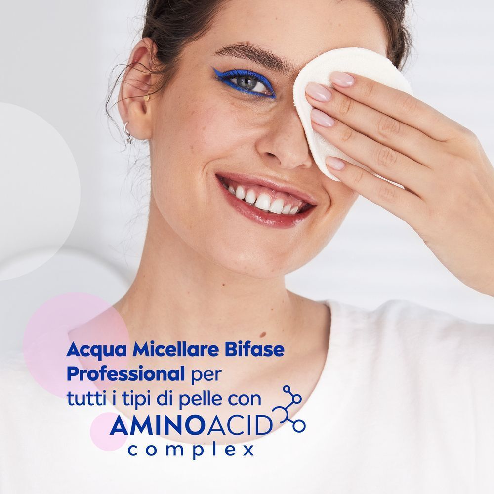 Donna si strucca l'occhio con un dischetto e Nivea Micellair Professional.