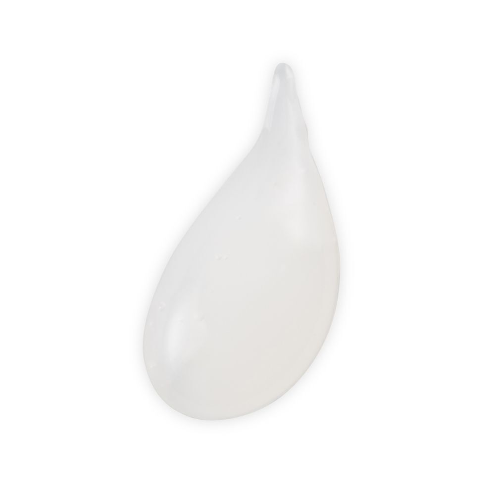 Liquido bianco lattiginoso a forma di goccia su sfondo bianco.