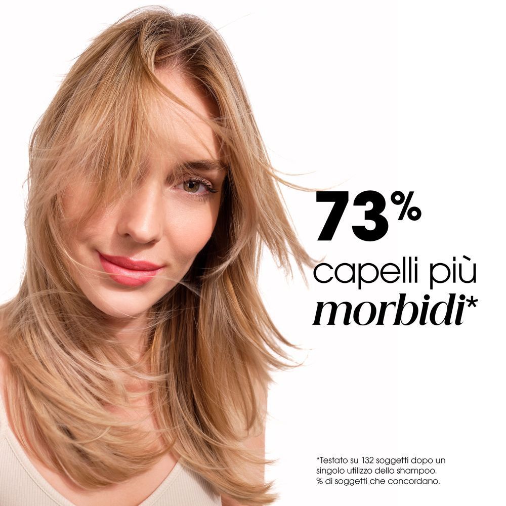 Donna con capelli lucidi e sani, dall'aspetto più morbido.