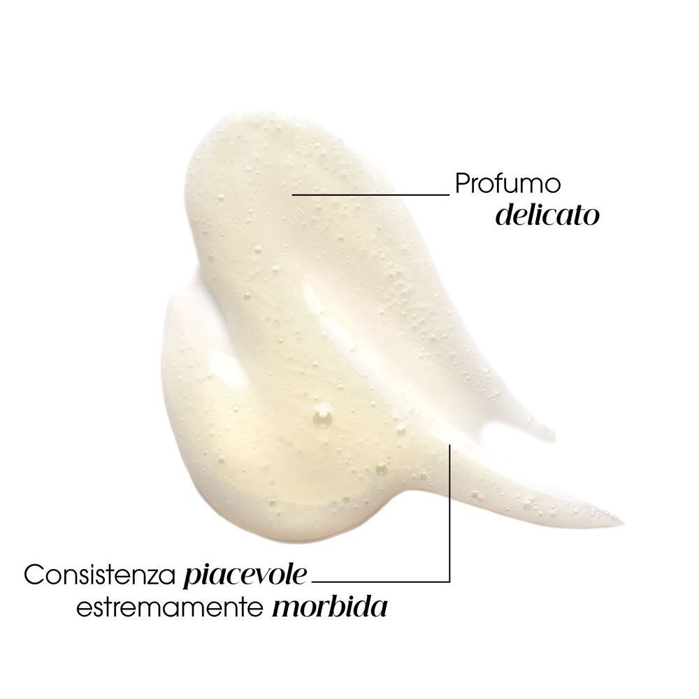 Una goccia di shampoo Klorane etichettata 'profumo delicato' e 'consistenza estremamente morbida'.