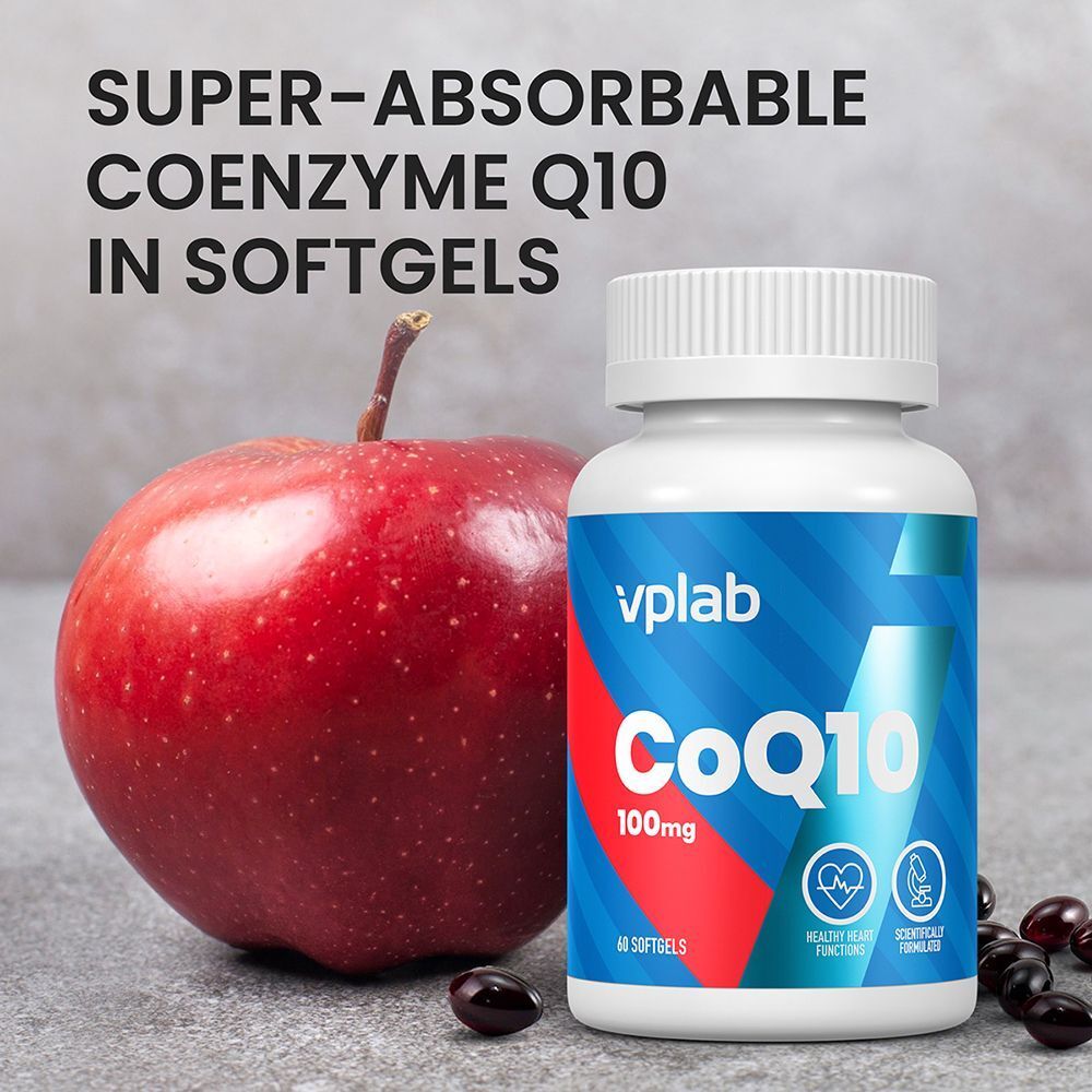 Flacone VPLAB CoQ10 100mg accanto a una mela rossa e alcune softgel.