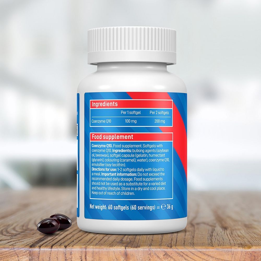 Flacone VPLAB CoQ10 100mg su tavolo di legno con due softgel accanto.