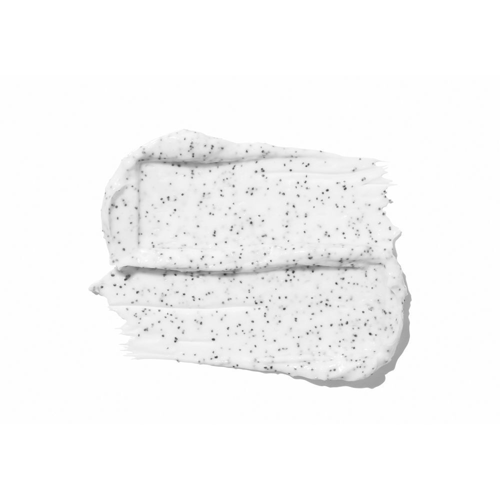 Crema esfoliante bianca con sottili particelle nere, su sfondo bianco.