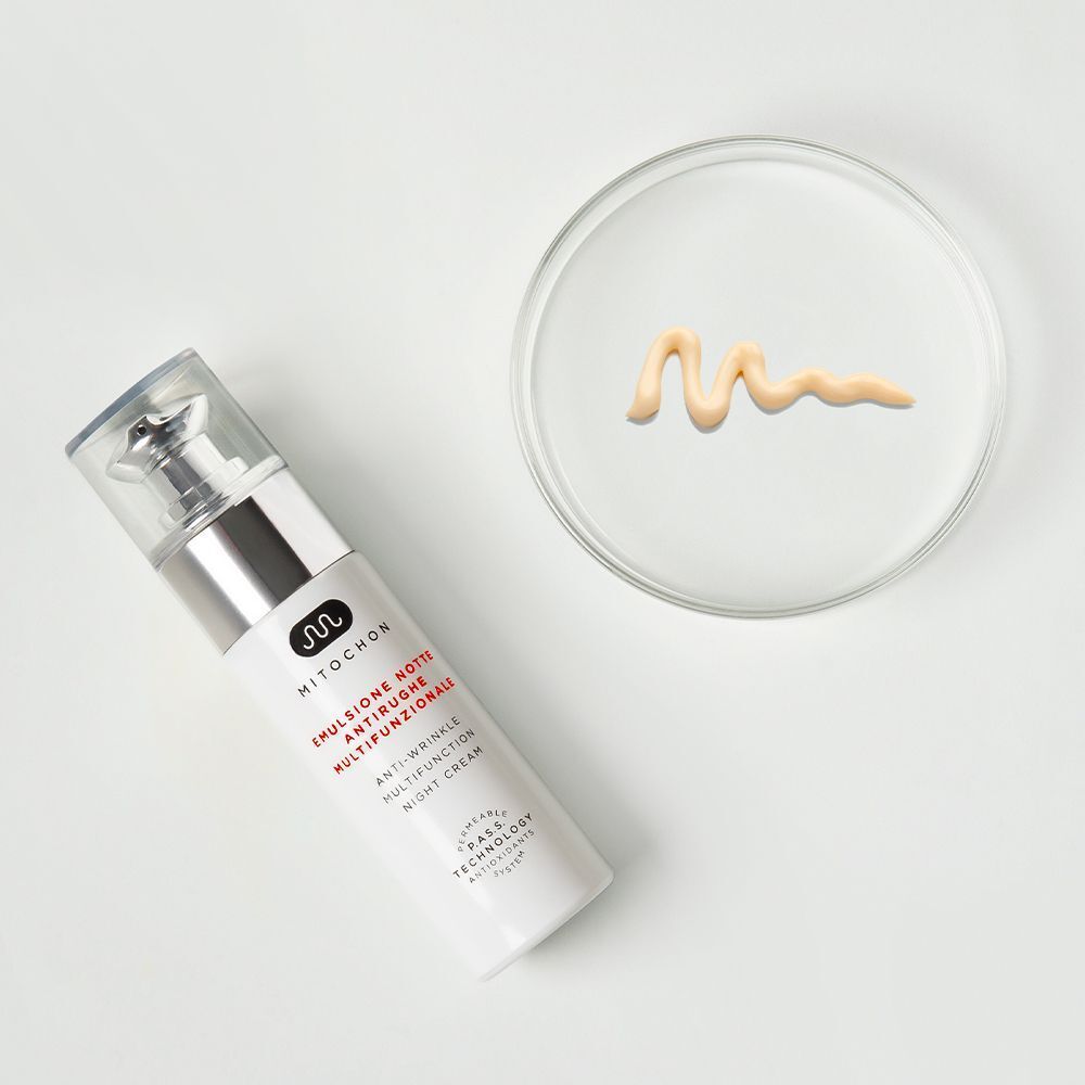 Flacone di crema notte multifunzionale antirughe Mitochon e un campione di crema in una capsula di Petri.