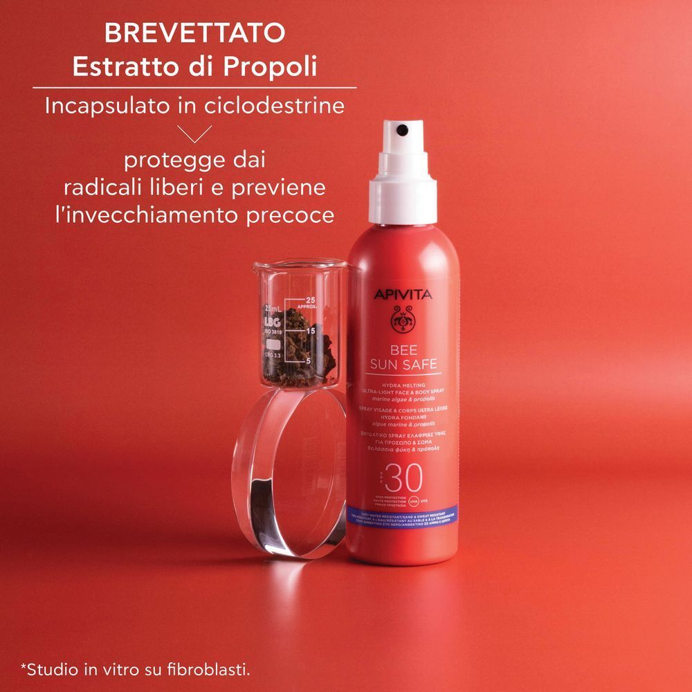 Donna con crema solare sulla spalla, che mostra una texture leggera e fondente.