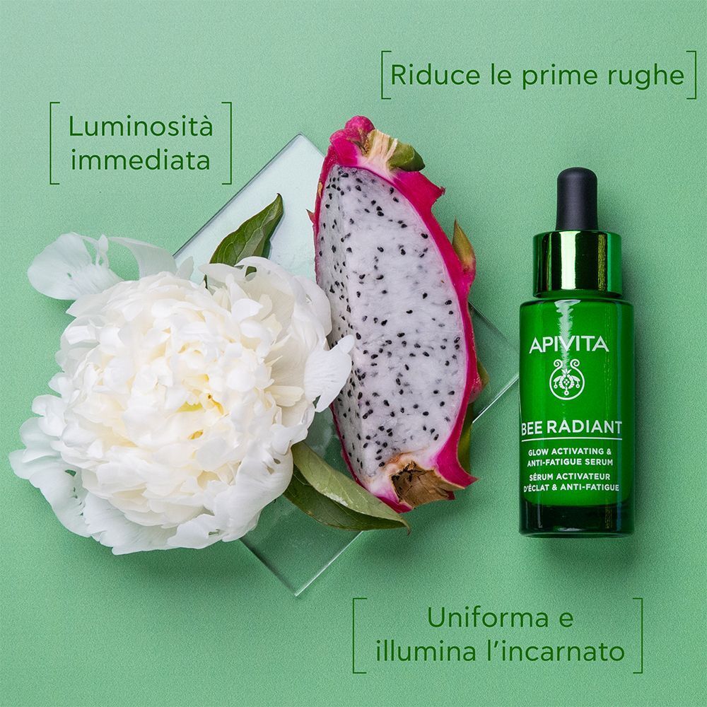 Apivita Bee Radiant Siero accanto a frutto del drago e peonia. Luminosità immediata.
