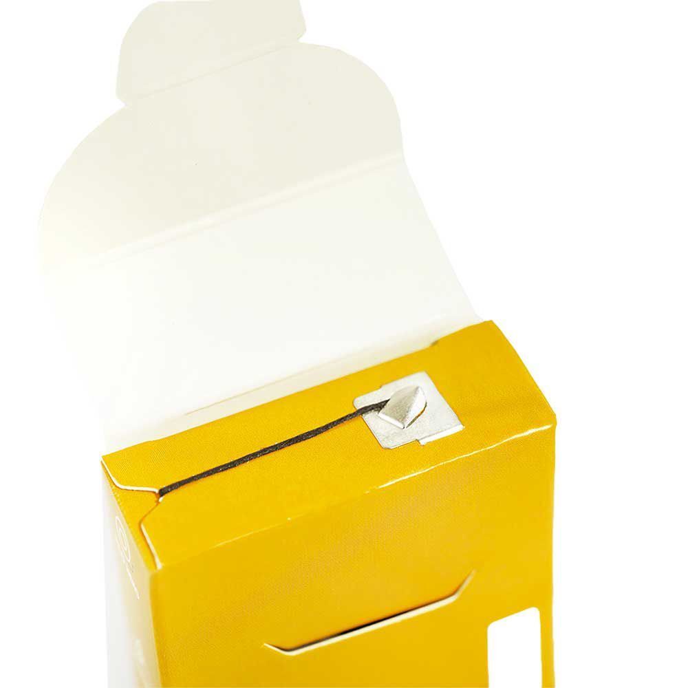 Primo piano della parte superiore aperta di una confezione gialla di filo interdentale Geldis.