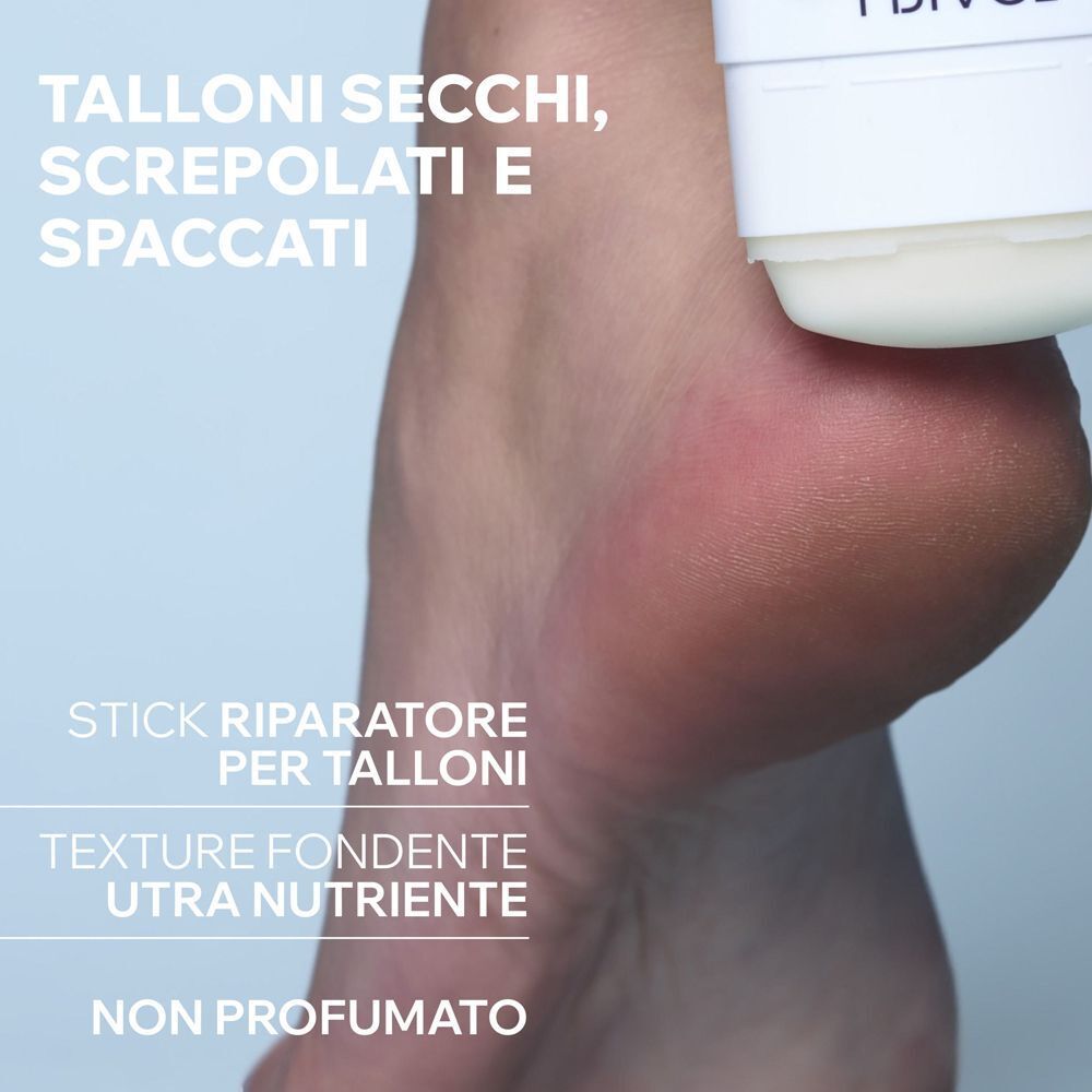 Applicazione dello stick Uriage Bariéderm-Cica su talloni screpolati.