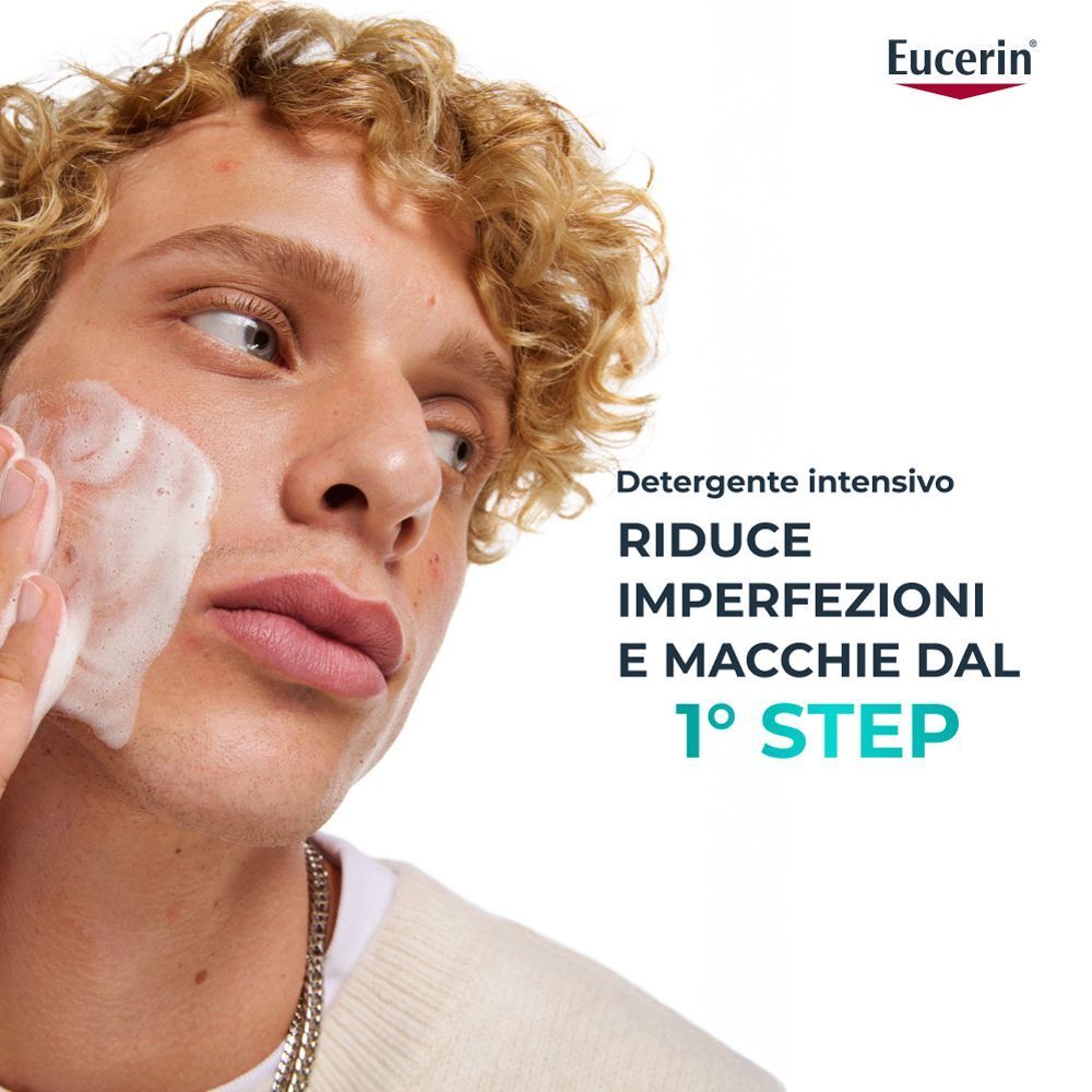 Uomo con detergente schiumogeno Eucerin Dermopure, riduce le imperfezioni.