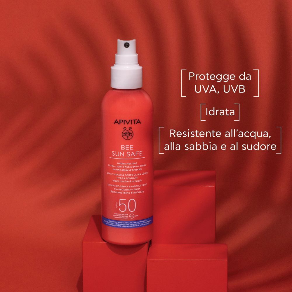 Flacone spray rosso APIVITA SPF 50, protegge UVA/UVB, idrata, resistente all'acqua.