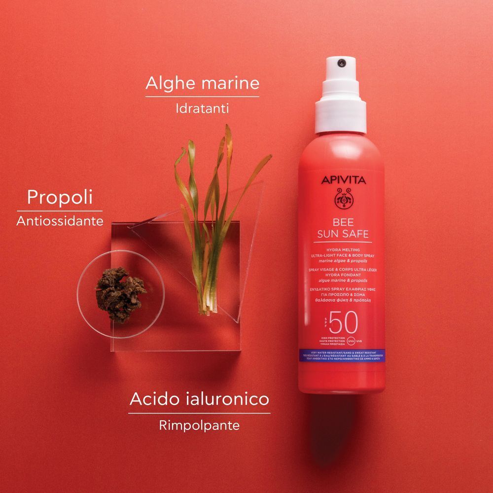 Flacone spray rosso APIVITA SPF 50, con alghe marine, propoli, acido ialuronico.