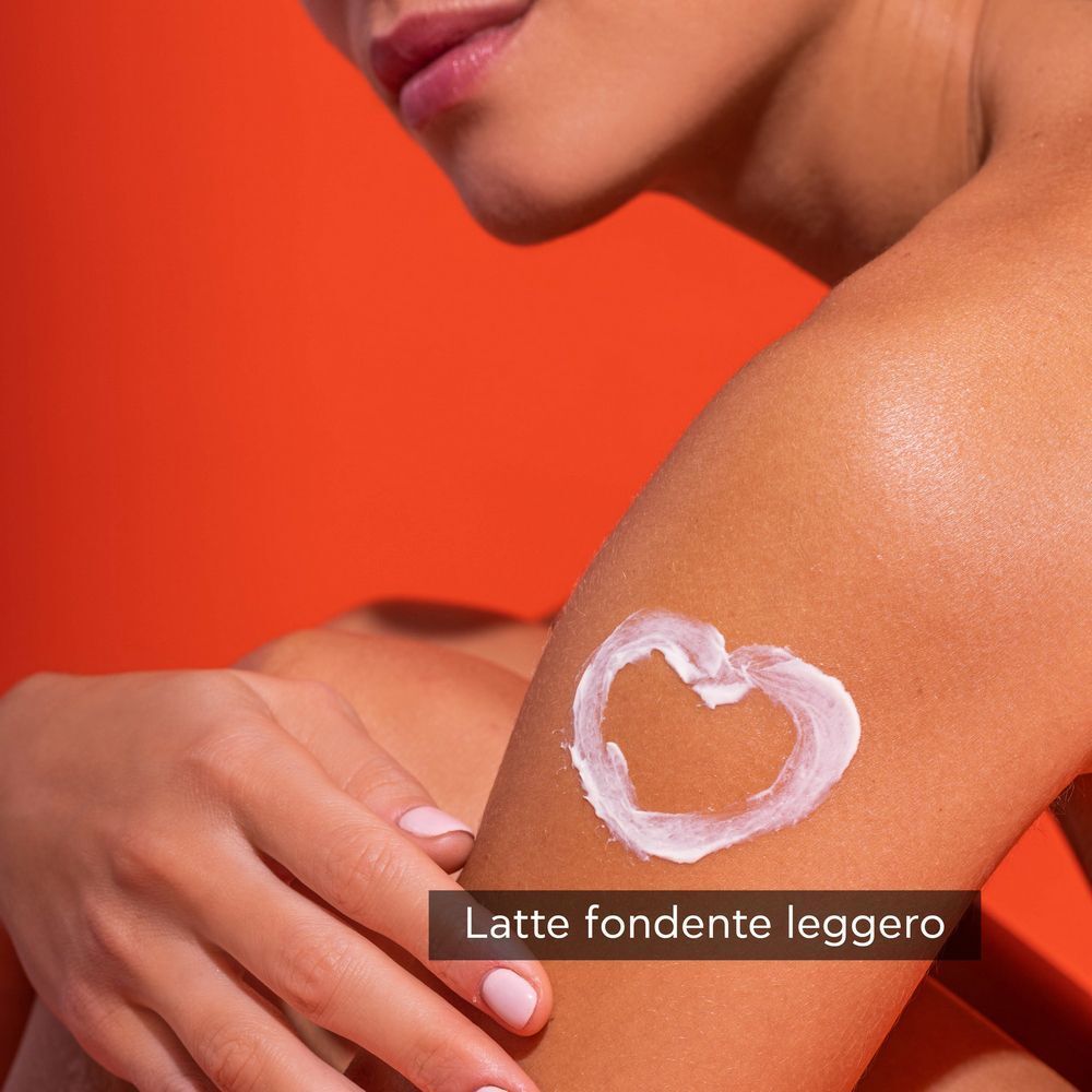 Flacone spray rosso APIVITA SPF 50, 100% riciclabile, accanto a un bidone verde.