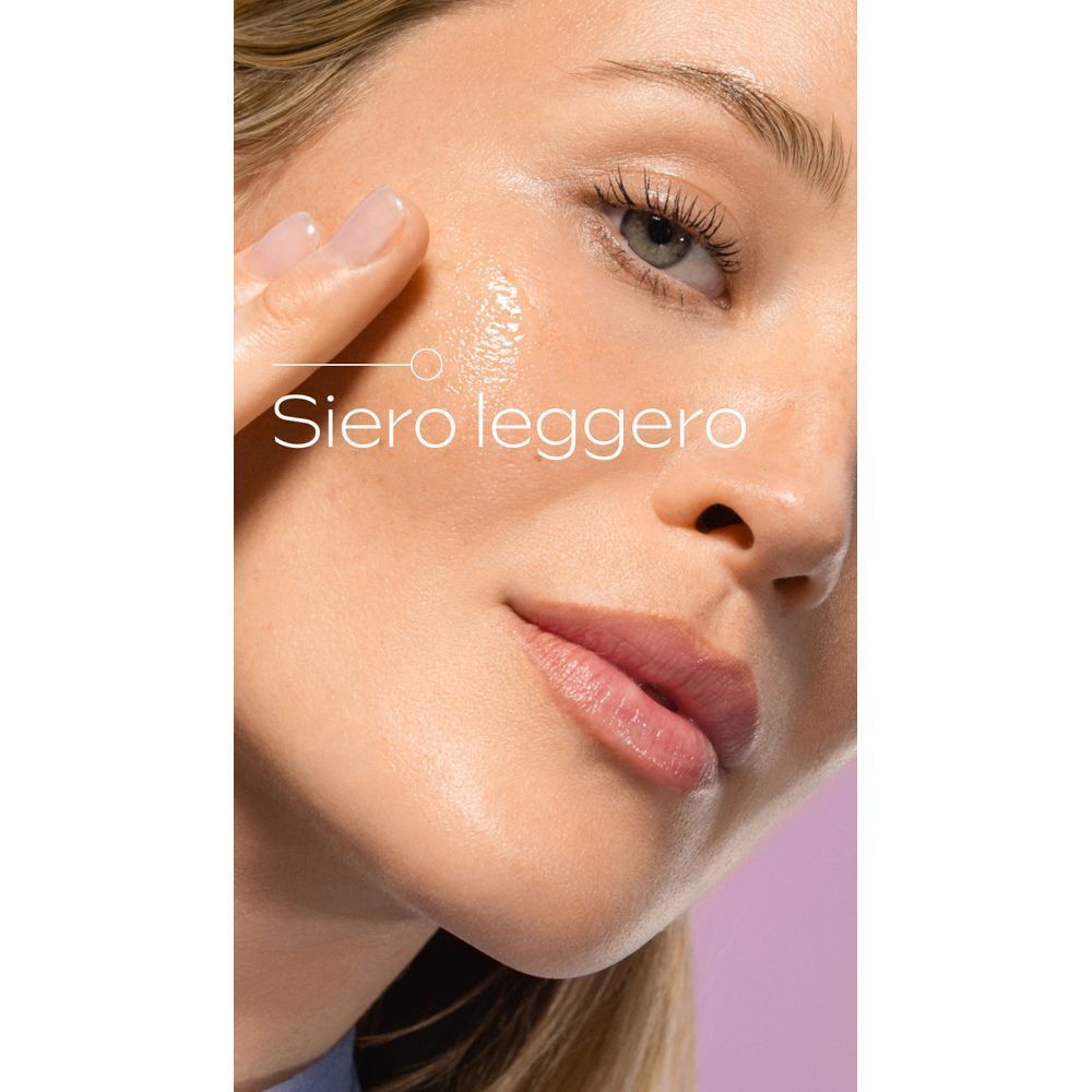 Donna applica un siero leggero sulla sua pelle, testo "Siero leggero".