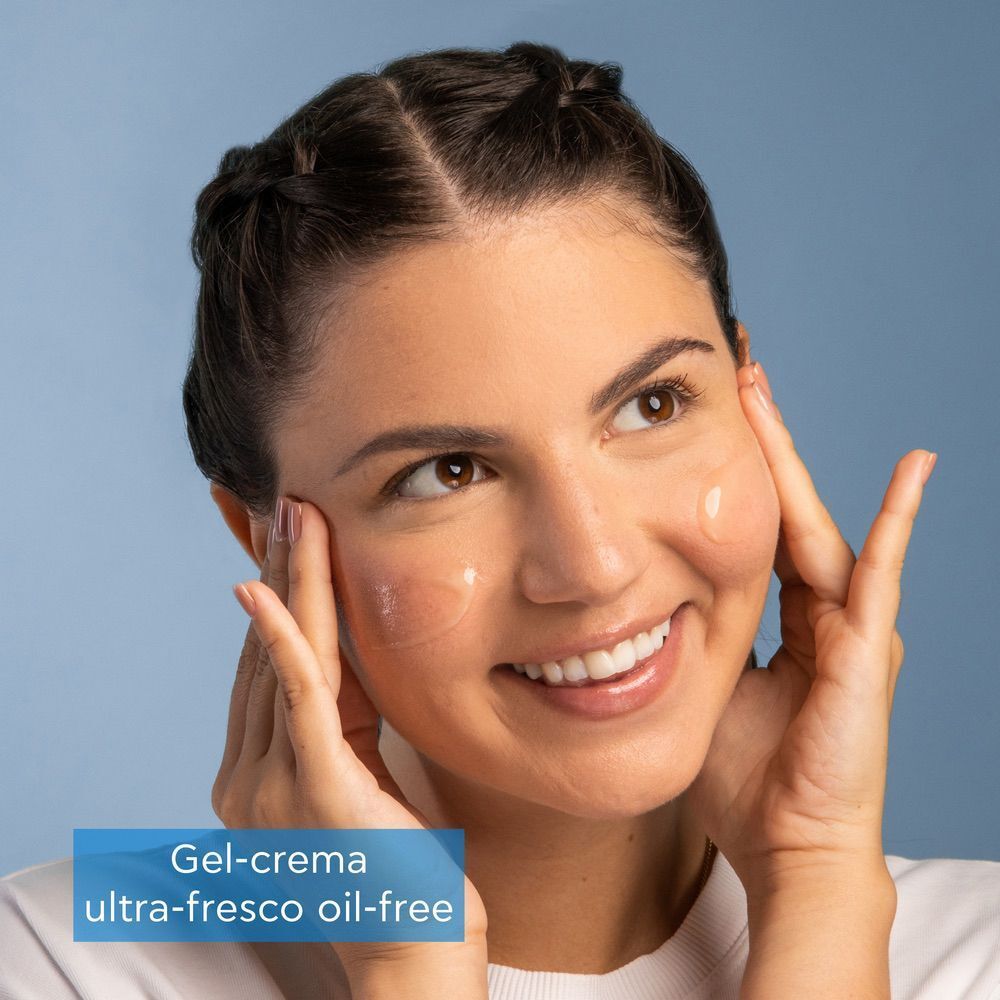 Donna che applica il gel-crema APIVITA Aqua Beelicious. Texture gel visibile.