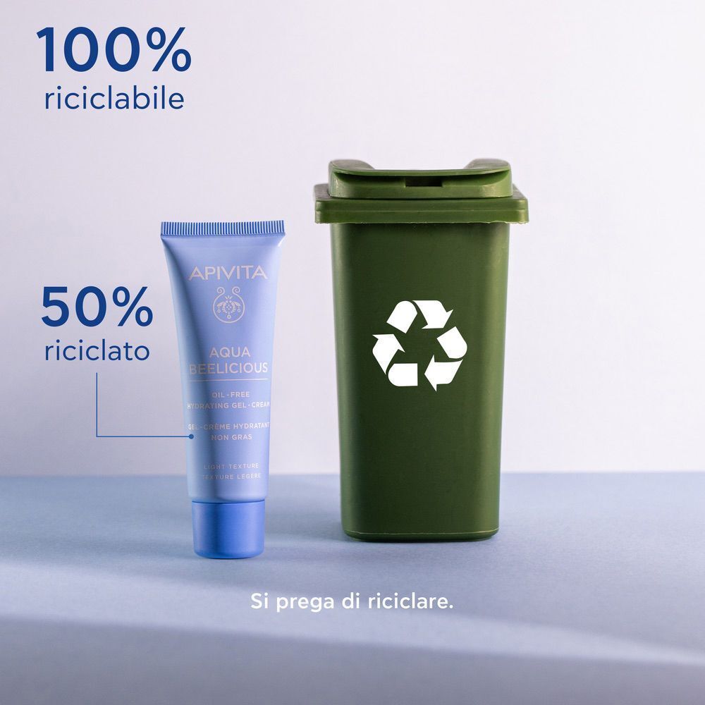 Tubetto APIVITA Aqua Beelicious accanto a un bidone di riciclaggio verde. 100% riciclabile.