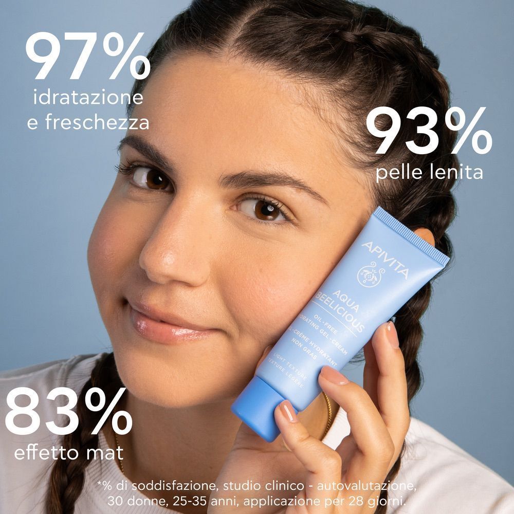Donna tiene crema gel idratante APIVITA Aqua Beelicious. 97% idratazione, 93% pelle lenita.