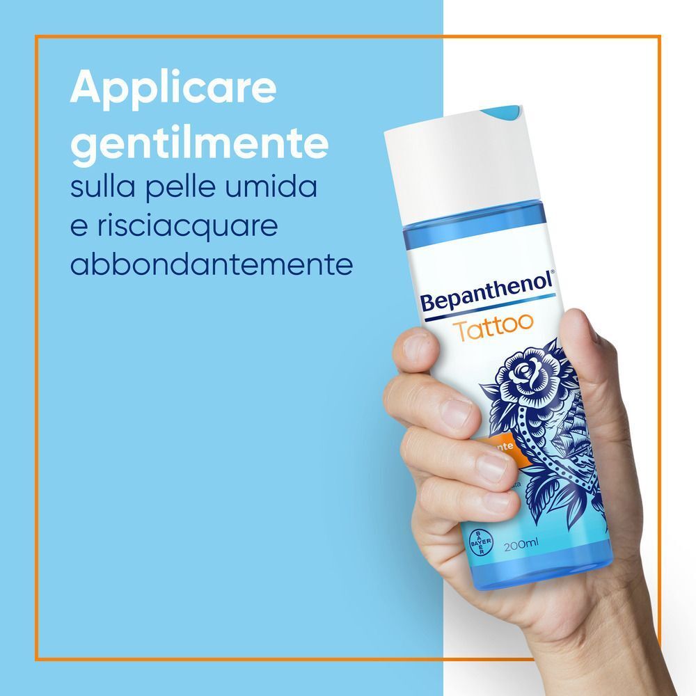 Mano che tiene un flacone di Bepanthenol Tattoo Detergente Delicato.